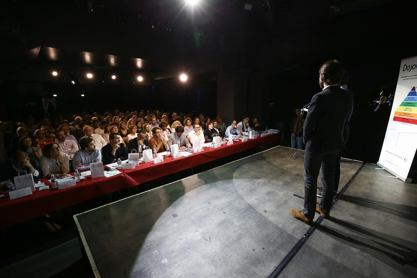 Public et jury réunis lors d'un événement entrepreneurial