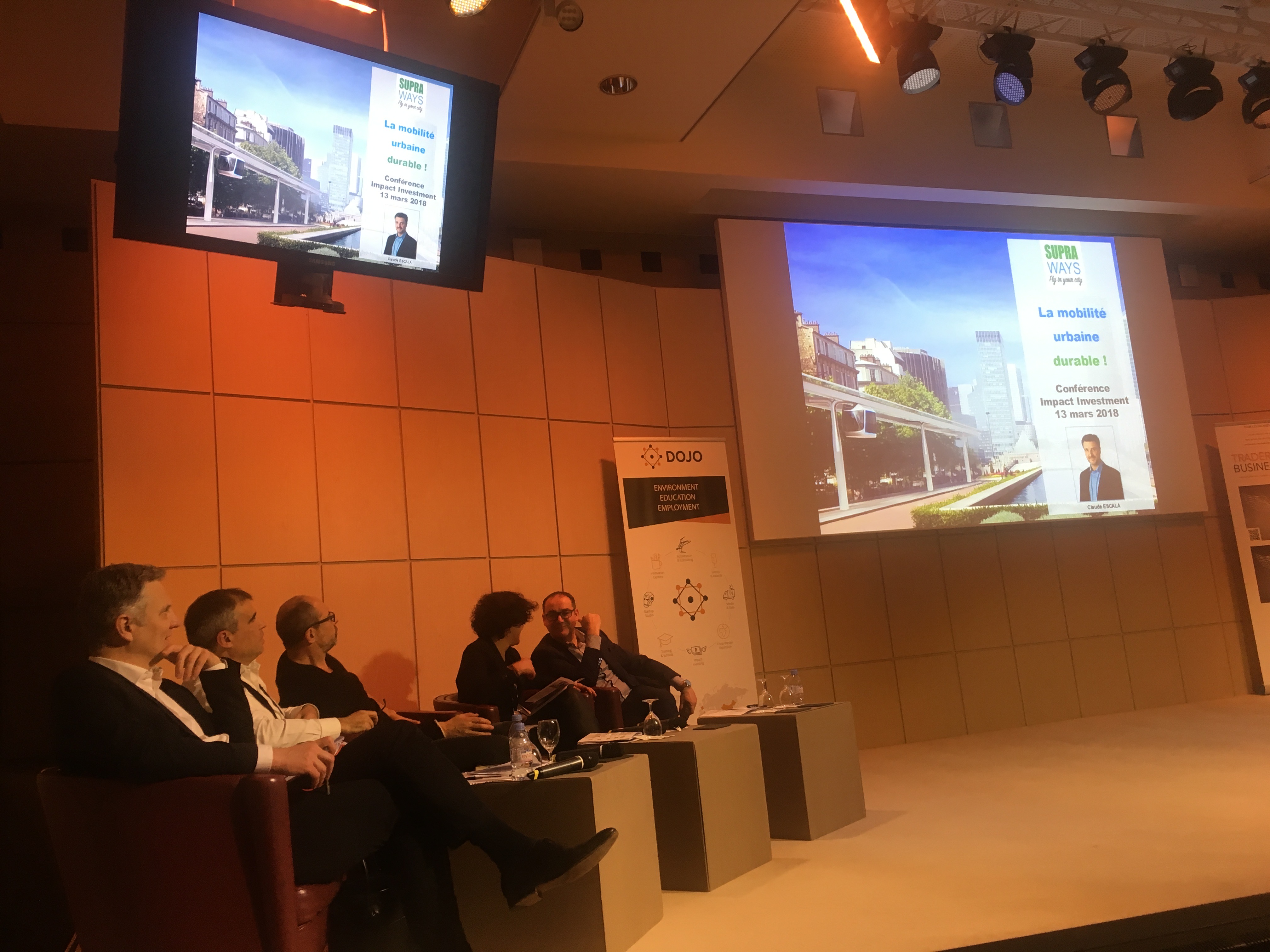 Panel de conférence avec plusieurs intervenants Casual Angels